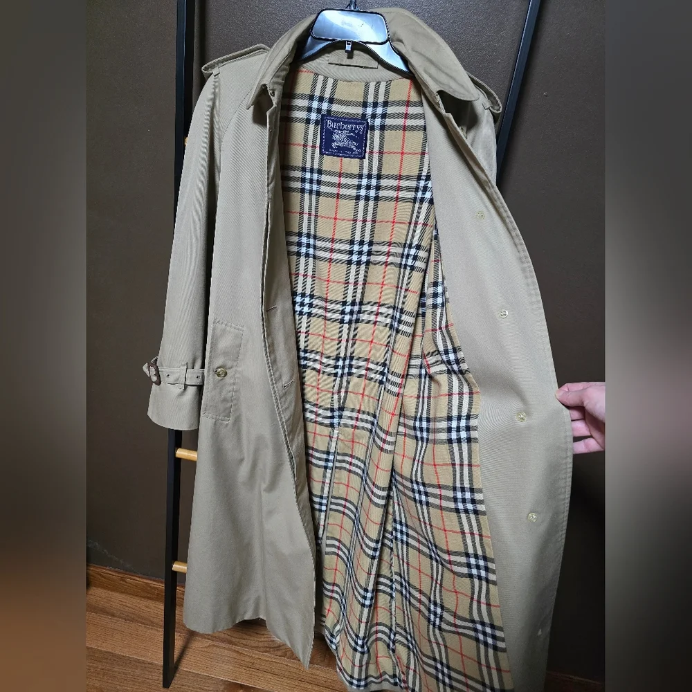 Vintage Burberry Classic Beige Trench Coat with Nova Check Lining - Picture 5 of 13